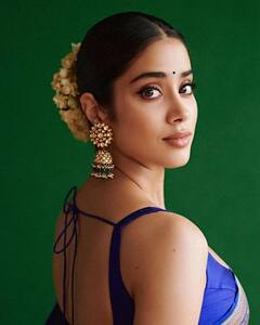 Janhvi Kapoor Pics: बनारसी साड़ी में जाह्नवी कपूर में दिखी श्रीदेवी की झलक, झुमके, गजरे ने लगाया हुस्न में चार चांद
