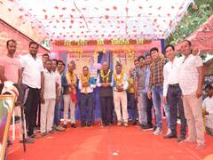 छत्तीसगढ़: टीचर का ऐसा फेयरवेल, ढोल-नगाड़ों के साथ छात्रों ने दी विदाई, गिफ्ट ले जाने के लिए मंगानी पड़ी गाड़ी