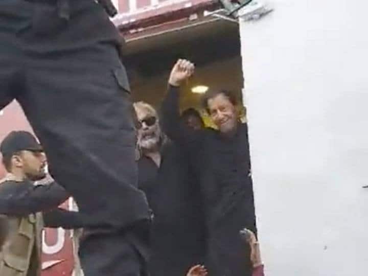 Imran Khan video after injury by bullet former pm walked towards the ambulance laugh Video: गोली लगने के बाद लंगड़ाते हुए एंबुलेंस की ओर बढ़े, मुस्कुराए और समर्थकों के सामने 'विजेता' की तरह सामने आए इमरान खान