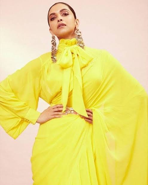 Designer Blouse: दीपिका पादुकोण से लेकर मौनी रॉय तक फुल स्लीव डिजाइनर ब्लाउज के साथ ऐसे कैरी करती हैं साड़ी, ट्रेंड में है यह डिजाइन