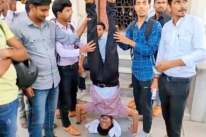 राजस्थान विवि में पार्टी के कार्यकर्ताओं ने छात्र नेता विनोद भूदोली के नेतृत्व में सभी स्नातक परीक्षाओं का परिणाम जारी करने से पहले ही छात्रों से सप्लीमेंट्री फॉर्म भरवाए जाने के विरोध में सिर के बल खड़ा होकर प्रदर्शन किया.