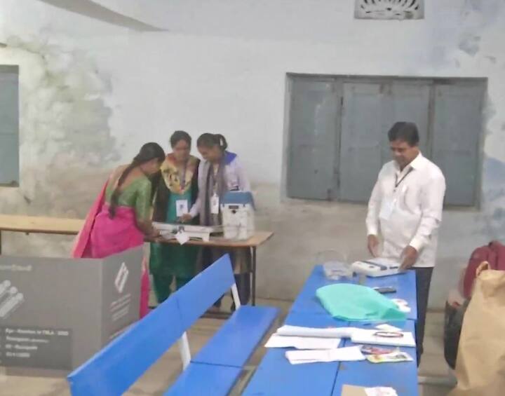 बिहार में मोकामा और गोपालगंज, महाराष्ट्र में अंधेरी (पूर्व), हरियाणा में आदमपुर, तेलंगाना में मुनुगोडे, यूपी में गोला गोकर्णनाथ और ओडिशा में धामनगर में मतदान चल रहा है.