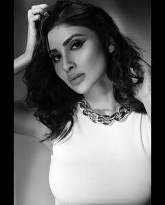 PHOTO: बाल्कनीत मौनी रॉयने केलं सिजलिंग फोटोशूट; पाहा फोटो!