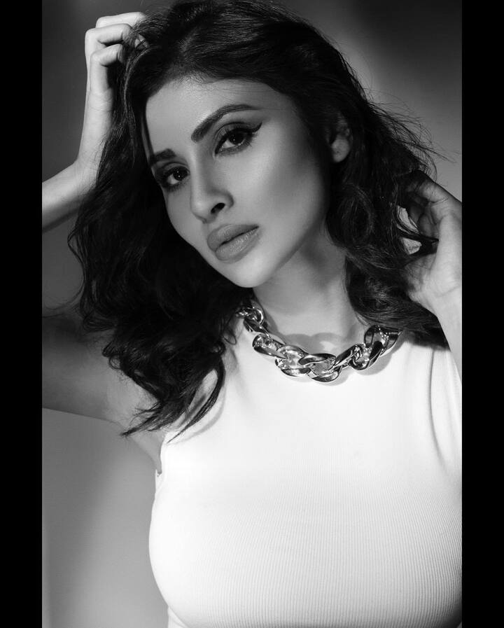 मौनी रॉयने टीव्हीपासून बॉलिवूडपर्यंत आपल्या जबरदस्त अभिनयाची जादू चालवली आहे. कधी तिच्या कामाच्या प्रोजेक्टमुळे, तर कधी तिच्या वैयक्तिक आयुष्यामुळे, ती अनेकदा चर्चेत असते. (फोटो सौजन्य :imouniroy/इंस्टाग्राम)