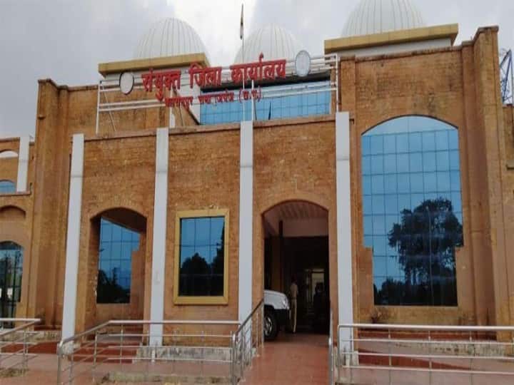 Chhattisgarh News Balrampur Collector posted the tainted Naib Tehsildar in the headquarters ANN Chhattisgarh News: बलरामपुर में कमिश्नर के आदेश का खुलेआम उल्लंघन, कलेक्टर ने दागी नायब तहसीलदार को दी पोस्टिंग
