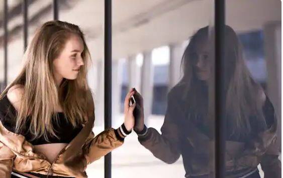 ਜੋ ਤਸਵੀਰ ਅਸੀਂ ਸ਼ੀਸ਼ੇ ਵਿੱਚ ਦੇਖਦੇ ਹਾਂ ਉਹ ਸਾਡੀਆਂ ਅੱਖਾਂ ਲਈ ਚਿਹਰੇ ਦੀ ਸਭ ਤੋਂ ਜਾਣੀ-ਪਛਾਣੀ ਤਸਵੀਰ ਹੈ। ਆਪਣੇ ਆਪ ਨੂੰ ਸ਼ੀਸ਼ੇ ਵਿਚ ਦੇਖ ਕੇ ਅਸੀਂ ਬੁਰਸ਼ ਕਰਦੇ ਹਾਂ, ਕੰਘੀ ਕਰਦੇ ਹਾਂ, ਮੇਕਅੱਪ ਕਰਦੇ ਹਾਂ ਅਤੇ ਸਾਰੇ ਕੱਪੜੇ ਪਾਉਂਦੇ ਹਾਂ। ਹੁਣ ਅਸੀਂ ਸ਼ੀਸ਼ੇ ਵਿਚ ਦਿਖਾਈ ਦੇਣ ਵਾਲੀ ਤਸਵੀਰ ਦੇ ਇੰਨੇ ਆਦੀ ਹੋ ਗਏ ਹਾਂ ਕਿ ਜਦੋਂ ਅਸੀਂ ਇਸ ਦਾ ਉਲਟਾ ਚਿੱਤਰ ਦੇਖਦੇ ਹਾਂ ਤਾਂ ਅਸੀਂ ਬੇਚੈਨ ਹੋ ਜਾਂਦੇ ਹਾਂ।