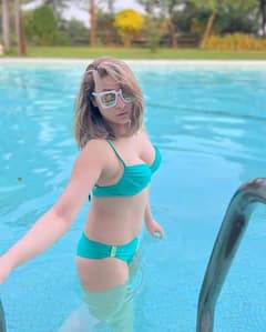 Pics: બ્લૂ વૉટરમાં જ્યારે બિકીની પહેરીને ઉતરી Urvashi Dholakia, 'કમોલિકા'ની એક-એક ઝલક પર ફેન્સ ફિદા