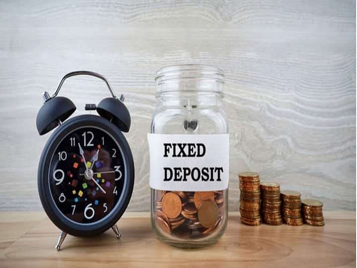 Fixed Deposit Rates: देश में बढ़ती महंगाई ने आम लोगों की कमर तोड़ रखी है. ऐसे में महंगाई को कंट्रोल करने के लिए रिजर्व बैंक लगातार अपनी रेपो रेट में इजाफा कर रहा हैं.
