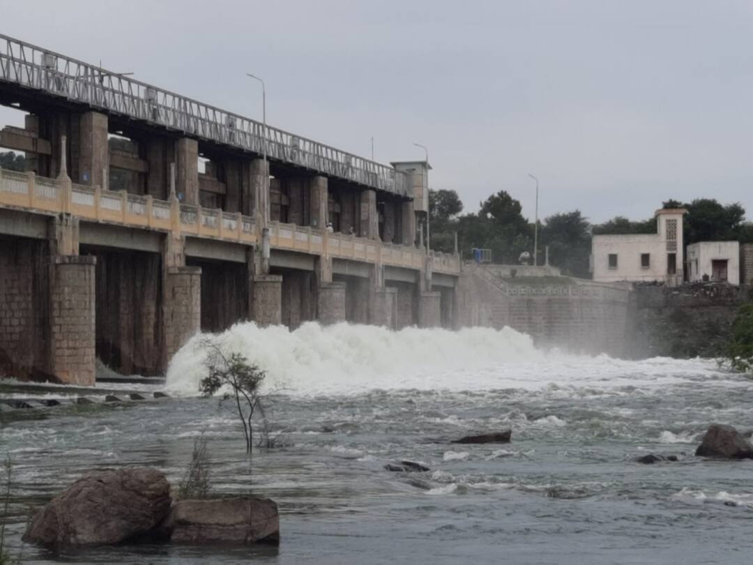 sathanur dam water level rising 2210 cubic feet water opening in Tenpennai river flood warning TNN சாத்தனூர் அணை நீர்மட்டம் கிடு கிடு உயர்வு; தென்பெண்ணை ஆற்றில் நீர் திறப்பால் வெள்ள அபாய எச்சரிக்கை