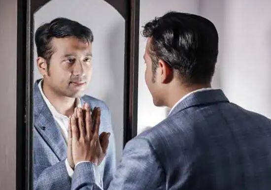 ਕੀ ਤੁਹਾਡੇ ਨਾਲ ਵੀ ਅਜਿਹਾ ਹੁੰਦਾ ਹੈ ਕਿ ਜਦੋਂ ਤੁਸੀਂ ਸ਼ੀਸ਼ੇ ਵਿੱਚ ਦੇਖਦੇ ਹੋ ਤਾਂ ਤੁਹਾਡੀ ਸਕਿਨ ਗਲੋਅ ਹੁੰਦੀ ਹੈ? ਵਾਲ ਬਿਲਕੁਲ ਪਰਫੈਕਟ ਹੁੰਦੇ ਹਨ, ਪਰ ਜਿਵੇਂ ਹੀ ਤੁਸੀਂ ਆਪਣੇ ਮੋਬਾਈਲ ਦਾ ਕੈਮਰਾ ਚਾਲੂ ਕਰਦੇ ਹੋ, ਆਤਮ ਵਿਸ਼ਵਾਸ ਤੁਰੰਤ ਘੱਟ ਜਾਂਦਾ ਹੈ। ਸ਼ੀਸ਼ੇ ਵਿੱਚ ਚਿਹਰੇ ਅਤੇ ਸਮਾਰਟਫੋਨ ਦੇ ਕੈਮਰੇ ਵਿੱਚ ਇੰਨਾ ਅੰਤਰ ਕਿਉਂ ਹੈ? ਅੱਜ ਦੀ ਇਸ ਖਬਰ ਵਿੱਚ ਅਸੀਂ ਤੁਹਾਡੇ ਨਾਲ ਇਸ ਦੇ ਪਿੱਛੇ ਦਾ ਕਾਰਨ ਸਾਂਝਾ ਕਰ ਰਹੇ ਹਾਂ। ਆਓ ਜਾਣਦੇ ਹਾਂ।