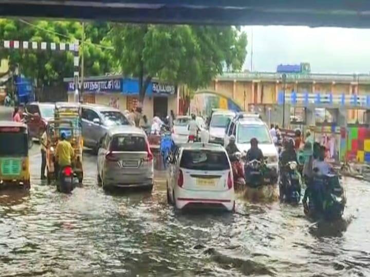 madurai: Municipal contract workers in the process of disposing of rain water TNN வைகை வடகரையில் கடும் போக்குவரத்து நெரிசல் - மழை நீரை அப்புறப்படுத்தும் பணி !