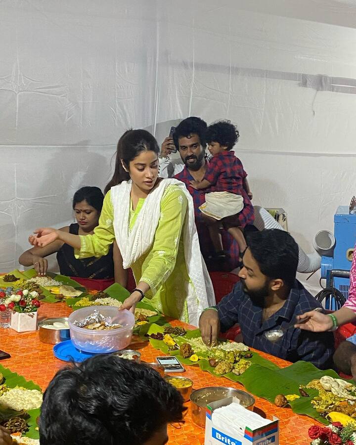 एक तस्वीर में जाह्नवी कपूर शूटिंग सेट पर क्रू-मेम्बर्स को खाना परोसती नजर आ रही हैं, ग्रीन कुर्ती और सफेद दुपट्टा कैरी किए एक्ट्रेस का ये सादगी भरा अंदाज कमाल है.