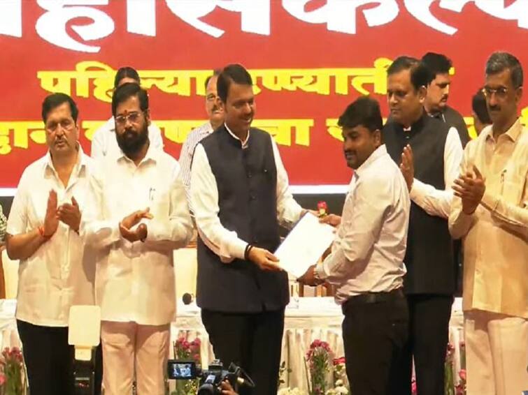 Maharashtra Rojgar Melava 2022 Job Fair Eknath Shinde Devendra Fadnavis govt to give 75000 jobs nokri to Marathi youth Maharashtra Rojgar Melava 2022  : 75 हजार जागांच्या भरतीला सुरुवात, 2 हजार जणांना नियुक्तीपत्र, पोलिसांच्या 18 हजार पदांसाठी लवकरच जाहिरात