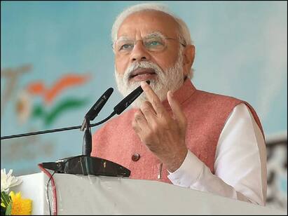 man arrested for removing bolt from pm modis pandal in gujarat meeting PM Modi : அய்யய்யோ.. பிரதமர் மோடி பேசும்போதே, பொதுக்கூட்ட பந்தலில், போல்ட்டை கழட்டிய ஆசாமி.. கொத்தாக தூக்கிய போலீஸ்