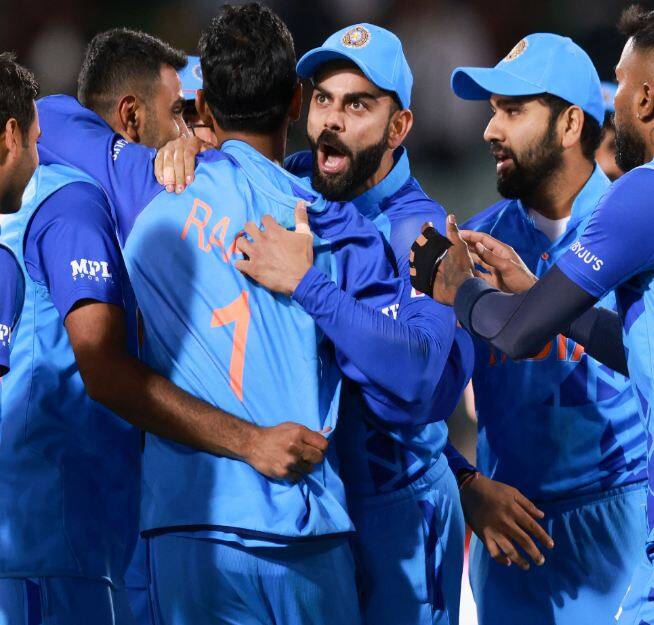 ਵਿਰਾਟ ਕੋਹਲੀ ਨੇ ਮੌਜੂਦਾ ਟੀ-20 ਵਿਸ਼ਵ ਕੱਪ 'ਚ ਚੰਗਾ ਪ੍ਰਦਰਸ਼ਨ ਕੀਤਾ ਹੈ। ਉਹਨਾਂ ਹੁਣ ਤੱਕ 4 'ਚੋਂ 3 ਮੈਚਾਂ ਵਿੱਚ ਅਰਧ ਸੈਂਕੜੇ ਲਾਏ ਹਨ। ਇੰਨਾ ਹੀ ਨਹੀਂ ਉਹ ਇਸ ਦੌਰਾਨ ਆਊਟ ਵੀ ਨਹੀਂ ਹੋਇਆ ਹੈ। ਉਹਨਾਂ 220 ਦੀ ਔਸਤ ਨਾਲ 220 ਦੌੜਾਂ ਬਣਾਈਆਂ ਹਨ। 82 ਨਾਬਾਦ ਸਭ ਤੋਂ ਵਧੀਆ ਸਕੋਰ ਹੈ। ਉਨ੍ਹਾਂ ਇਹ ਪਾਰੀ ਪਾਕਿਸਤਾਨ ਖਿਲਾਫ਼ ਖੇਡੀ ਸੀ।