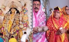 মাথায় ঘোমটা, কপাল রাঙা সিঁদুরে, পুরুষদের হাতেই জগদ্ধাত্রীর বরণ এই পুজোয়