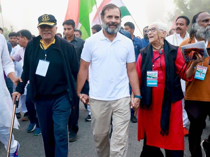 Former Chief of Naval Staff Admiral Ramdas and his wife and social activist Lalita Ramdas joined the Bharat Jodo Yatra on Thursday. (Image source: Twitter/@Congress)