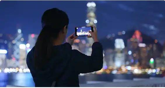 ਚੰਗੀ ਰੋਸ਼ਨੀ,ਸਹੀ ਐਂਗਲ ਅਤੇ ਸੰਪੂਰਨ ਪੋਜ਼ ਦੇਣ ਨਾਲ ਚੰਗੀਆਂ ਫੋਟੋਆਂ ਆਉਂਦੀਆਂ ਹਨ। ਤੁਹਾਡੇ ਕੈਮਰੇ ਦੀ ਚਮਕਦਾਰ ਫਲੈਸ਼ਲਾਈਟ ਤੁਹਾਡੇ ਚਿਹਰੇ ਦੀਆਂ ਸਾਰੀਆਂ ਚੀਜ਼ਾਂ ਨੂੰ ਉਜਾਗਰ ਕਰ ਸਕਦੀ ਹੈ ,ਜੋ ਤੁਸੀਂ ਪਸੰਦ ਨਹੀਂ ਕਰਦੇ। ਅਜਿਹੇ 'ਚ ਕੁਦਰਤੀ ਰੌਸ਼ਨੀ 'ਚ ਤਸਵੀਰਾਂ ਕਲਿੱਕ ਕਰੋ।