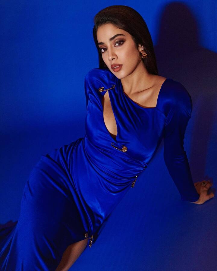 બોલિવૂડ અભિનેત્રી જાહ્નવી કપૂરની ફિલ્મ મિલી આવતીકાલે એટલે કે 4 નવેમ્બરે રિલીઝ થઈ રહી છે, આ દરમિયાન અભિનેત્રીએ પોતાની બોલ્ડ તસવીરોથી સોશિયલ મીડિયા પર સનસનાટી મચાવી દીધી છે.