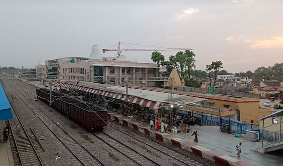 Ayodhya Railway Station: मन मोह लेगी अयोध्‍या रेलवे स्‍टेशन की ये खूबसूरत तस्‍वीरें, एयरपोर्ट की तरह आता है नजर