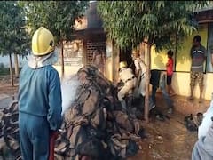 दुर्ग में धान खरीदी केंद्र के गोदाम में आग लगने से हड़कंप, हजारों बारदाने जलकर खाक