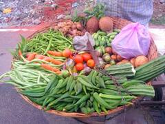 Vegetable Price : தொடரும் மழை.. 100-ஐ தொடும் சின்ன வெங்காயம், இன்றைய காய்கறி விலை பட்டியல்..