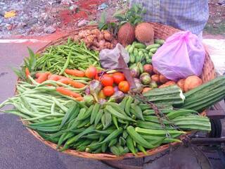 chennai koyambed market vegetable price list for november 3rd 2022 Vegetable Price : தொடரும் மழை.. 100-ஐ தொடும் சின்ன வெங்காயம், இன்றைய காய்கறி விலை பட்டியல்..