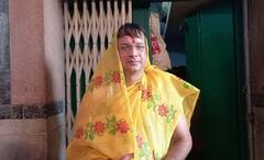 Jagaddhatri Puja: মাথায় ঘোমটা, কপালে সিঁদুর, বছরের বিশেষ দিনে অন্য রূপ এই গ্রামের পুরুষদের