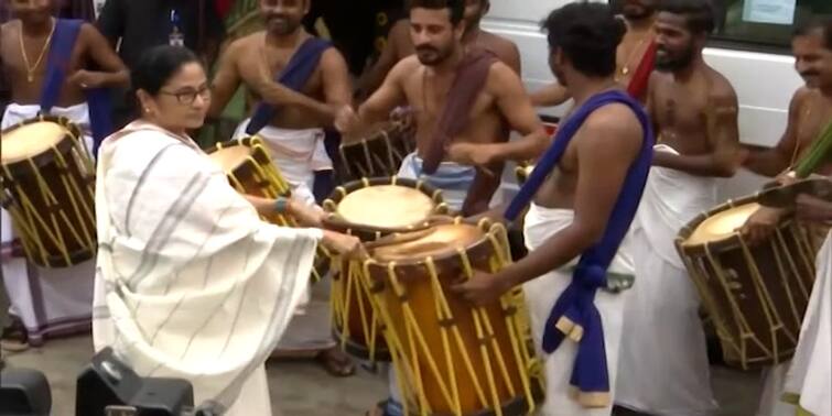 West Bengal CM Mamata Banerjee Plays Dhak At Governor La Ganesan's Chennai House Mamata Banerjee : বাংলার পুজোর রেশের মাঝেই চেন্নাইয়ে রাজ্যপালের বাড়িতে সেন্ডা মেলম বাজালেন মমতা