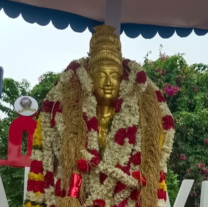 சதயவிழா: ராஜராஜ சோழன் சிலைக்கு தஞ்சை மாவட்ட கலெக்டர்  மாலை அணிவித்து மரியாதை