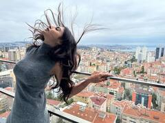 PHOTO: बाल्कनीत मौनी रॉयने केलं सिजलिंग फोटोशूट; पाहा फोटो!