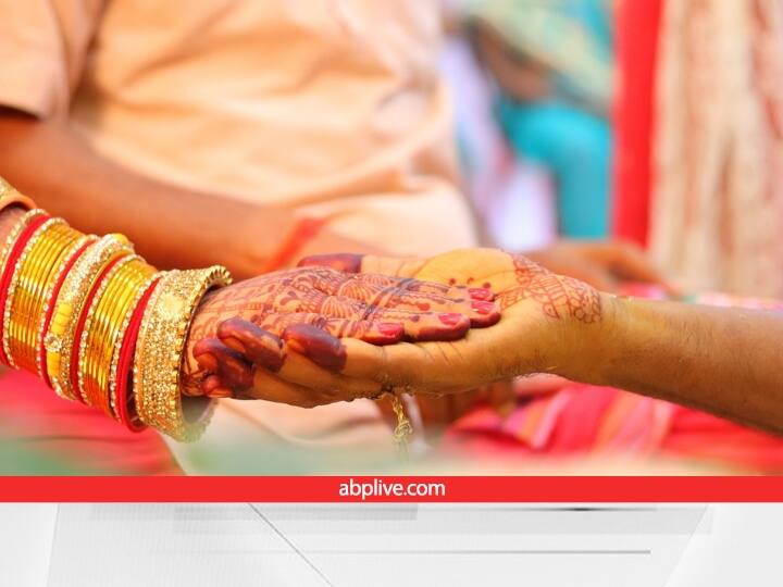 वास्तु शास्त्र पत्नी को हमेशा बायीं जबकि पति को हमेशा दाहिने तरफ सोना चाहिए. इससे वैवाहिक जीवम में चल रहा तनाव खत्म होता है और संतुलन आता है.