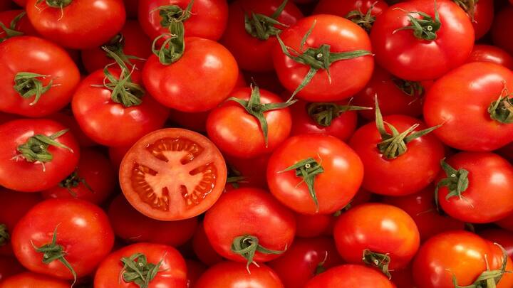 Tomato : टोमॅटोमध्ये कॅलरी कमी आणि पौष्टिकता भरपूर असते. यामध्ये व्हिटॅमिन सी, फॉस्फरस, कॅल्शियम आणि पोटॅशियम सारखे आवश्यक पोषक घटक आढळतात
