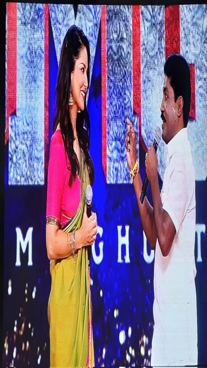 தொடர்ந்து சன்னிலியோனுக்கு ஜிபி முத்து பால்கோவா ஊட்டிவிட, சன்னிலியோனும் ஜிபி முத்துவுக்கு ஊட்டி விட்டார்!