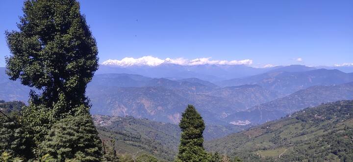 মিলল সোনালি রোদে ঝলমলে কাঞ্চনজঙ্ঘার দর্শন। বর্ষার মেঘের চাদর সরতেই ঝকঝকে কাঞ্চনজঙ্ঘা। সকালে দার্জিলিঙের ভিউ পয়েন্টগুলোতে পর্যটকদের ভিড়।
