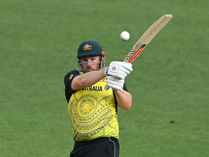 ऑस्ट्रेलिया के कप्तान आरोन फिंच इस मामले में तीसरे नंबर पर हैं. उन्होंने न्यूजीलैंड के खिलाफ सुपर-12 राउंड के ओपनिंग मैच में 102 मीटर लंबा छक्का जड़ा था.