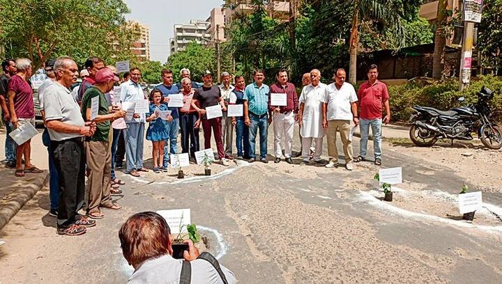 पंचकूला के सेक्टर 20 के लोगों ने सड़क पर बने गड्ढों को भरने और रीकारपेटिंग न होने के कारण हो रही समस्या के विरोध में गड्ढे वाली सड़कों पर पौधे लगाकर शांतिपूर्ण तरीके से विरोध प्रदर्शन किया था.