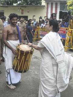Mamata's Chennai Visit: সেন্ডা মেলমে বোল তুললেন মমতা, নিজের হাতে বাজালেন দক্ষিণি বাদ্যযন্ত্র