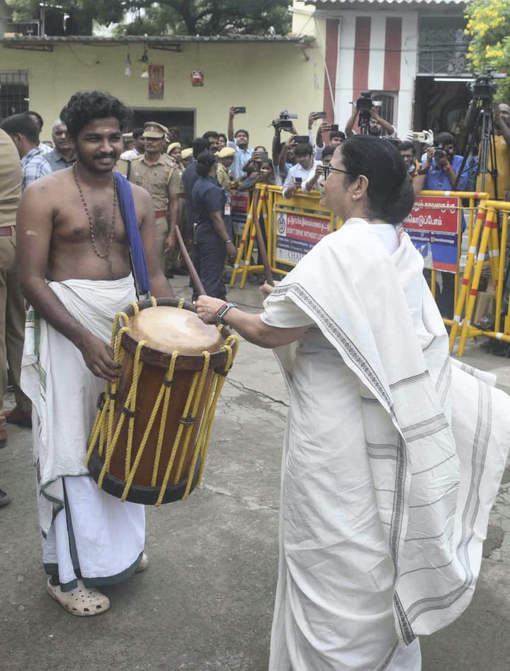 Mamata Banerjee: পশ্চিমবঙ্গের রাজ্যপালের আমন্ত্রণে তামিলনাড়ুতে তাঁর একটি পারিবারিক অনুষ্ঠানে যোগ দিতে গিয়েছেন মমতা বন্দ্যোপাধ্যায়