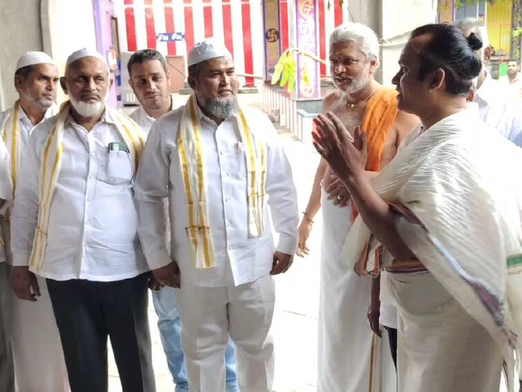 Jamaat officials who went to the Fort Iswaran temple in coimbatore TNN கோட்டை ஈஸ்வரன் கோவிலுக்கு சென்ற ஜமாஅத் நிர்வாகிகள் -  ‘பயங்கரவாதத்திற்கு இடம் கொடுக்கமாட்டோம்’ என பேட்டி