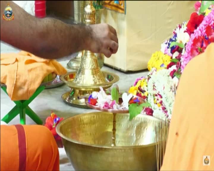 গতকাল সন্ধেয় মায়ের আমন্ত্রণ ও অধিবাস হয়। সারাদিন চলে পুজো। ১৯৪১ সালে বেলুড়ের সারদা পীঠে জগদ্ধাত্রী পুজোর সূচনা হয়।