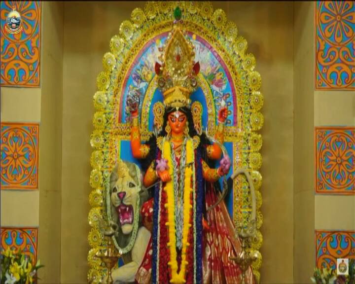 পুজো ঘিরে সাজ সাজ রব মঠে। জগদ্ধাত্রীকে এক বার দর্শন করে দূরদূরান্ত থেকেই ছুটে এসেছে একাধিক দর্শনার্থীরা।