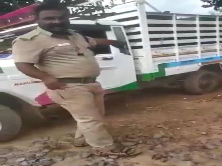 A video of a forest department officer fighting with hill dwellers has gone viral on social media Watch video: மலைவாழ் மக்களிடம் மாமூல்: வனத்துறை அலுவலர் சண்டையிடும் வீடியோ வைரல்