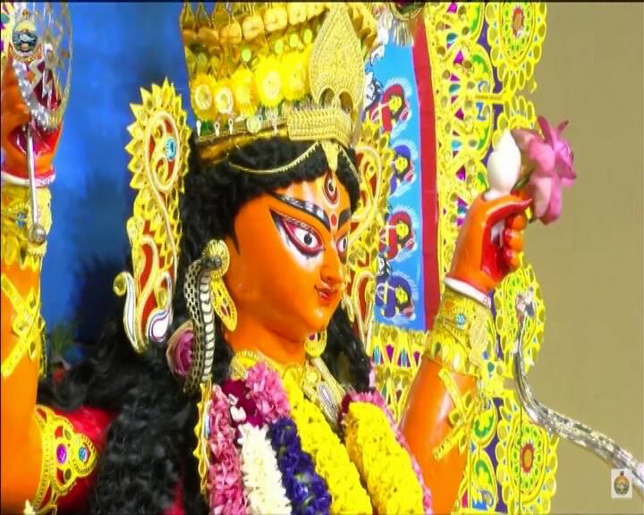 আজ বিদায়ের পালা। সন্ধেবেলায় ঢালের বোলে, আরতি করেই মাকে বিদায়ের পালা।