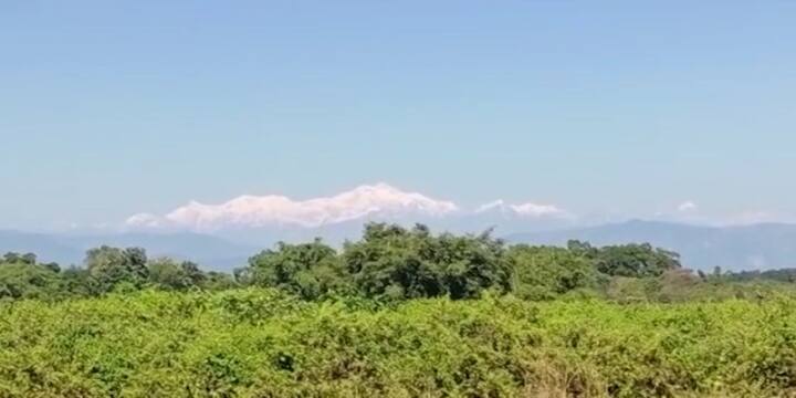 বর্ষা বিদায়ের পর থেকেই বেশ কয়েকদিন হল উত্তরবঙ্গের বিভিন্ন জায়গা থেকে কাঞ্চনজঙ্ঘা দেখা যাচ্ছে। শিলিগুড়ি থেকে তো বটেই উত্তরবঙ্গের বিভিন্ন জায়গা থেকেই দেখা মিলছে কাঞ্চনজঙ্ঘার নয়নাভিরাম রূপের।
