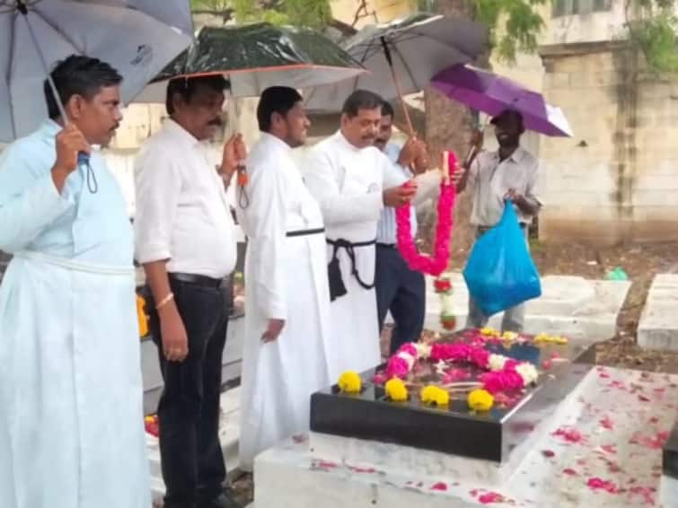 Grave day in pouring rain in Karur TNN கல்லறை திருநாள் - கரூரில் கொட்டும் மழையில் மூதாதையர்களுக்கு அஞ்சலி