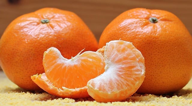 Orange Benefits : संत्री केवळ आपल्या आरोग्यासाठीच नाही तर आपली त्वचाही नितळ ठेवण्याचं काम करतात.