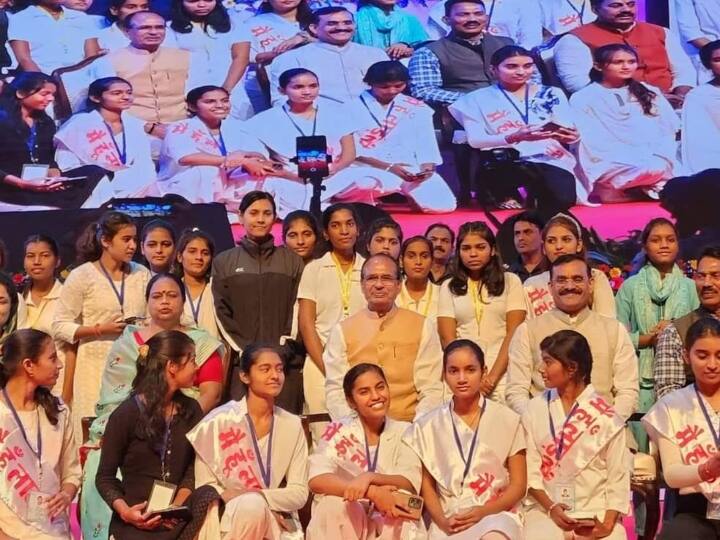 Ladli Lakshmi Yojana: बेटियों के चरण स्पर्श कर सीएम शिवराज ने दी प्रोत्साहन राशि, कहा- समाज को देंगी नई दिशा MP Ladli Lakshmi Yojana CM Shivraj Singh Chouhan Gave 85 Lakh Rupees to 1477 girls ANN Ladli Lakshmi Yojana: बेटियों के चरण स्पर्श कर सीएम शिवराज ने दी प्रोत्साहन राशि, कहा- समाज को देंगी नई दिशा