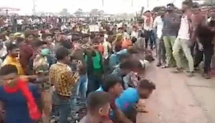 बिहार के सासाराम में सेना भर्ती में अग्निपथ योजना का विरोध करते हुए युवकों ने पोस्ट ऑफिस चौराहा पर आगजनी कर सड़क को जाम किया तथा सड़क पर ही सपाटा लगाते हुए वर्जिश की. यहां सेना में भर्ती के लिए तैयारी करने वाले कई युवा सड़क पर ही सपाटा कसरत करते दिखे थे.