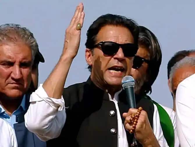 VIDEO pakistan former PM Imran Khan shot in march video comes before bullet attacked on convoy VIDEO: जानलेवा हमले से कुछ देर पहले का इमरान खान का वीडियो आया सामने, कार्यकर्ता लगा रहे थे नारे- पीछे तो नहीं हटेंगे